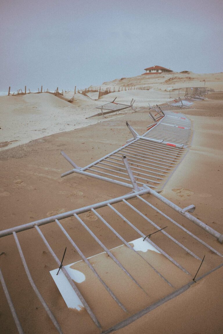 on voit des barrières de sécurité tombées en bord d'océan suite à la tempête NILS à Vieux-boucau