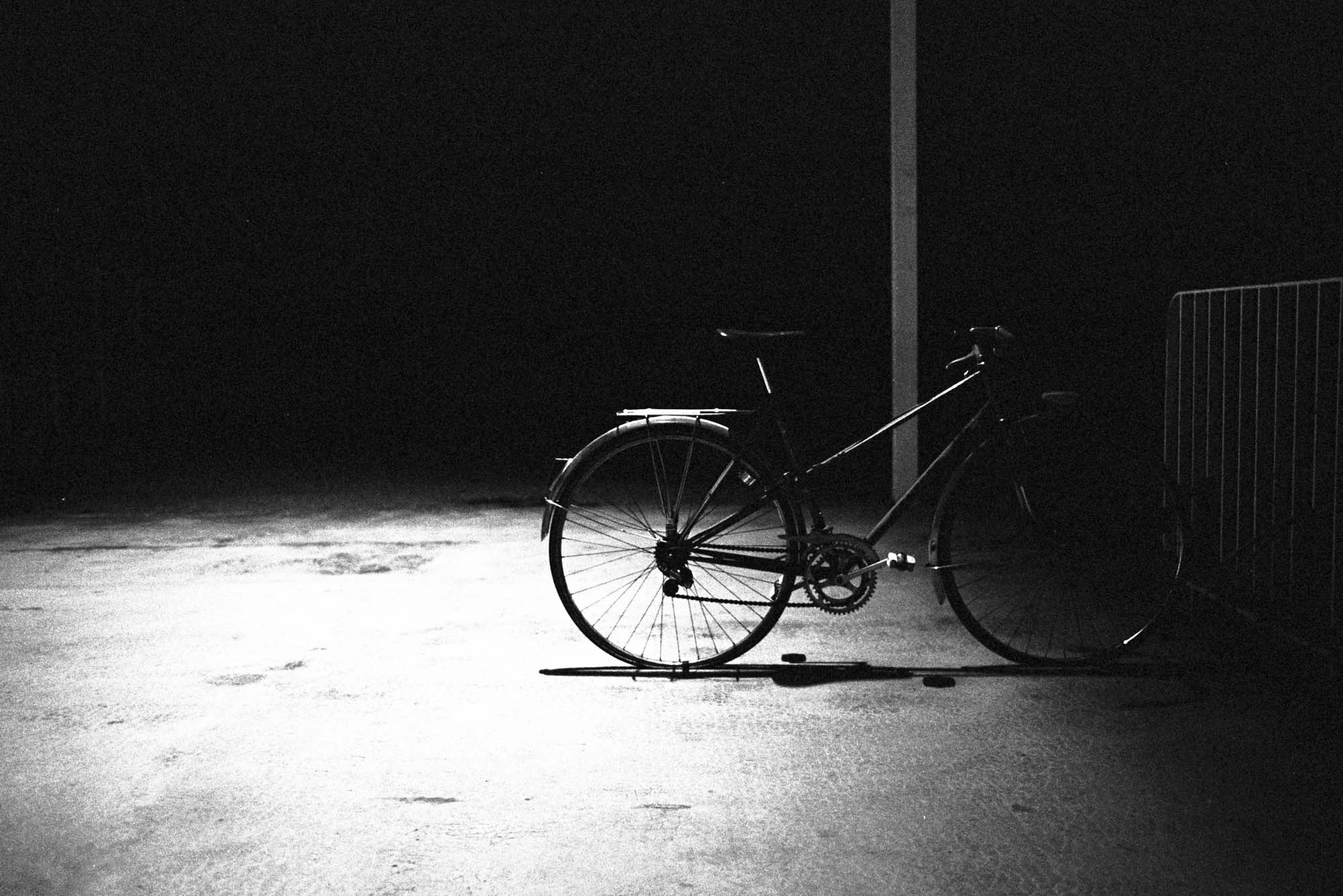 Photographie argentique prise au Leica M6 représentant un vélo sous un lampadaire et qui donne un ton nostalgique un soir