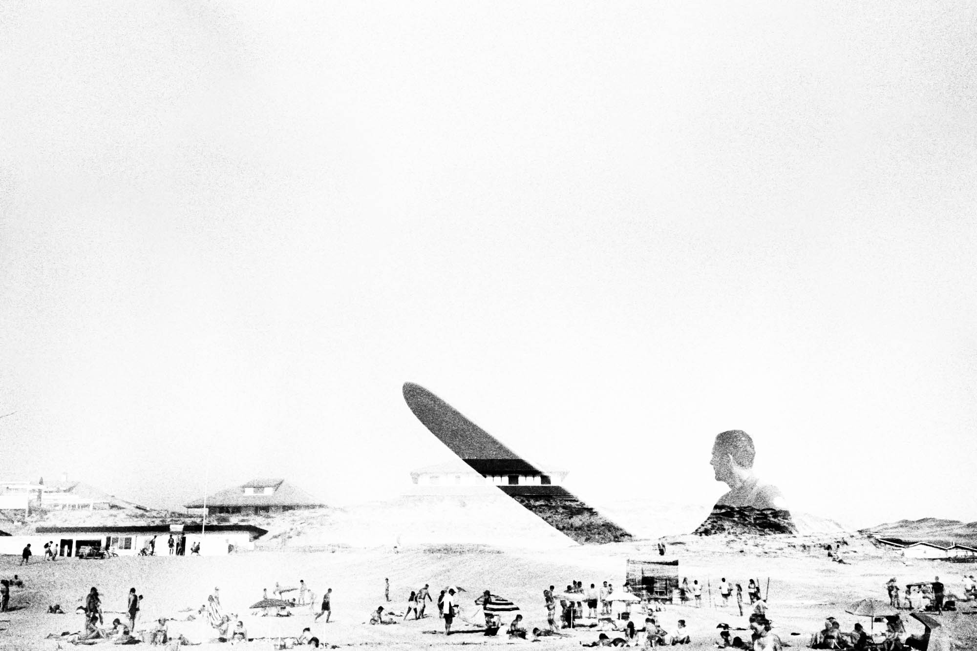 double exposition noir et blanc avec un surfeur et la plage