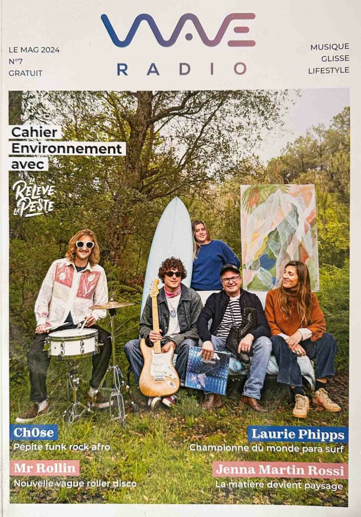Couverture de magazine WAVE RADIO - Photo de MonVilain représentant un groupe assis en forêt avec des objets en main