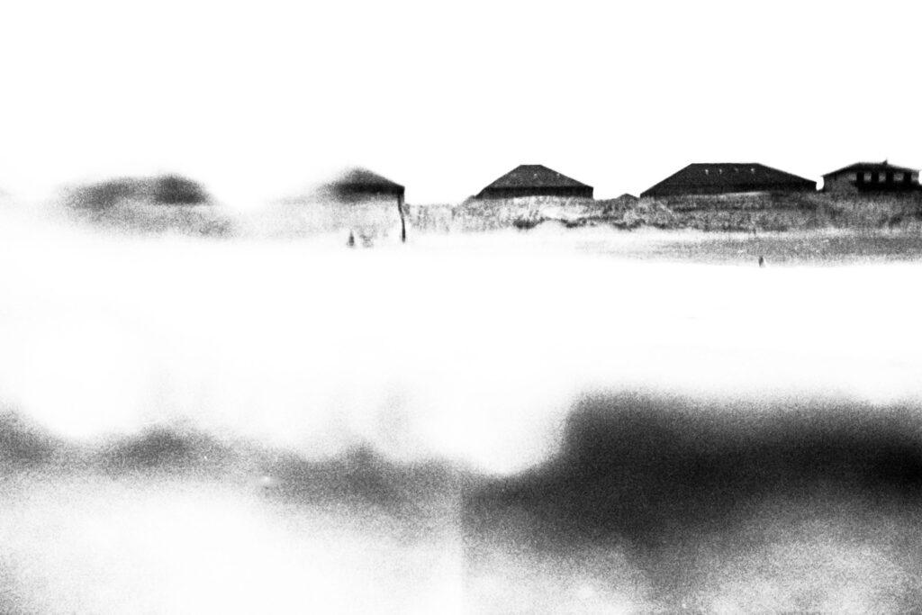 → Maisons sur la dune émergeant de la brume, tirage d'art argentique noir et blanc "Bilatéral", MonVilain