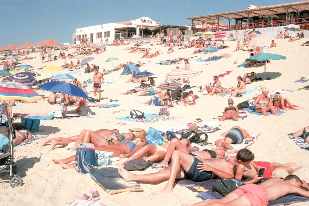 Plage bondée de vacanciers devant l'établissement Captain, tirage d'art argentique couleur "Captain", MonVilain
