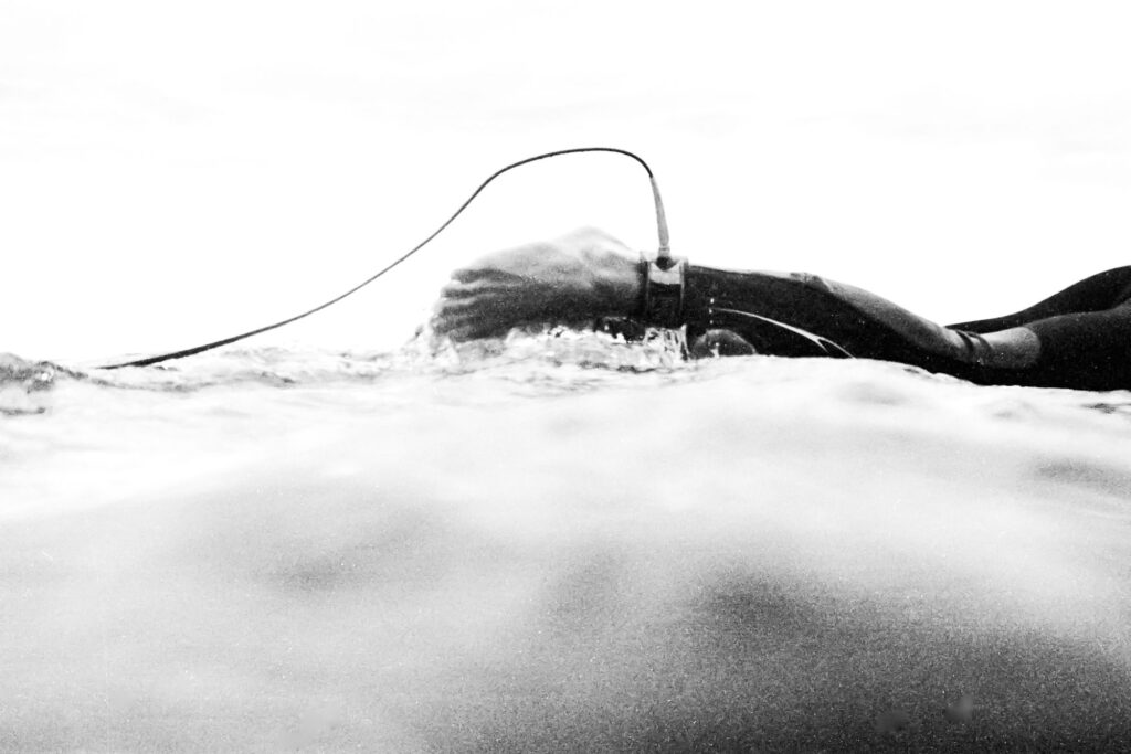 Pied d'un surfeur et son leash émergeant de l'eau, tirage d'art argentique noir et blanc "Ligne De Vie", MonVilain