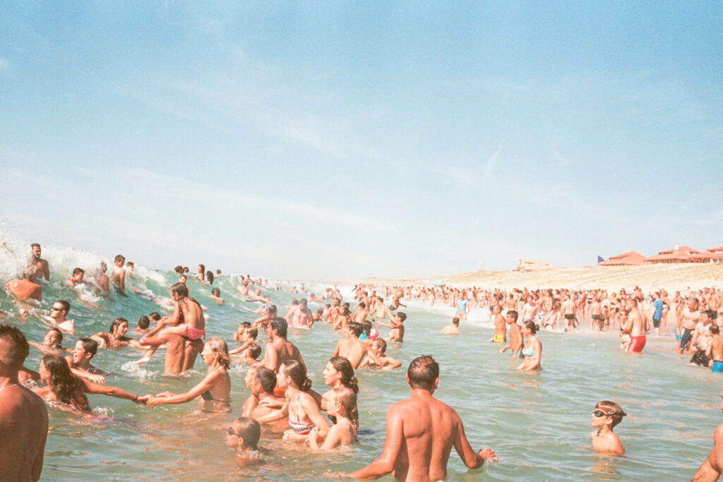 Foule de baigneurs dans les vagues d'une plage bondée, tirage d'art argentique couleur "Où est Charlie ?", MonVilain