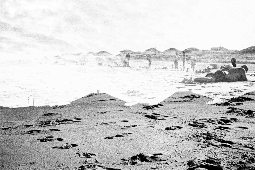  Toits de cabanes émergeant du sable et de la brume, tirage d'art argentique noir et blanc "Toit et Moi", MonVilain