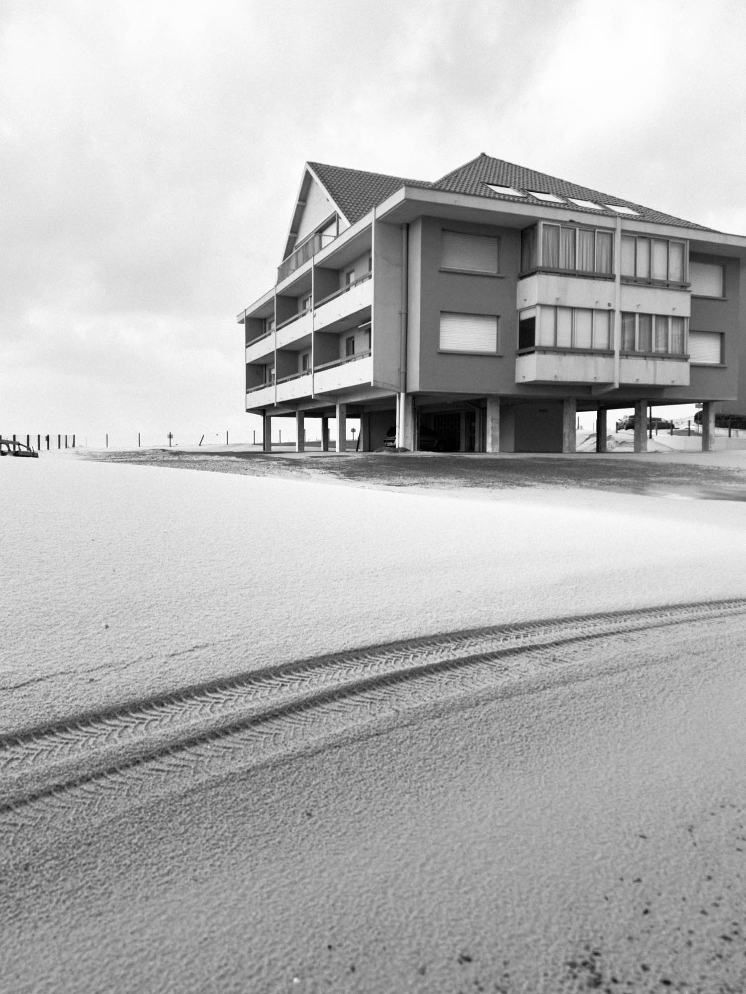 immeuble face ocean en noir et blanc