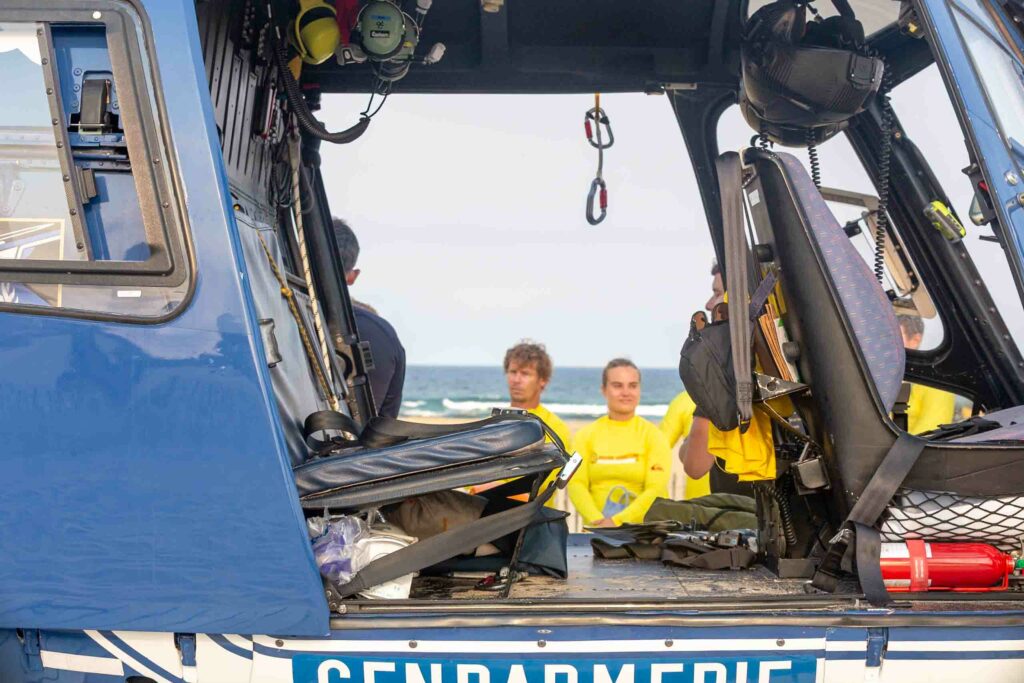 Intérieur de l'hélicoptère de la gendarmerie avant un exercice d'hélitreuillage à Vieux-Boucau