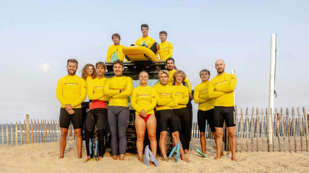 Photo de groupe de l'équipe des nageurs-sauveteurs de Vieux-Boucau devant leur quad