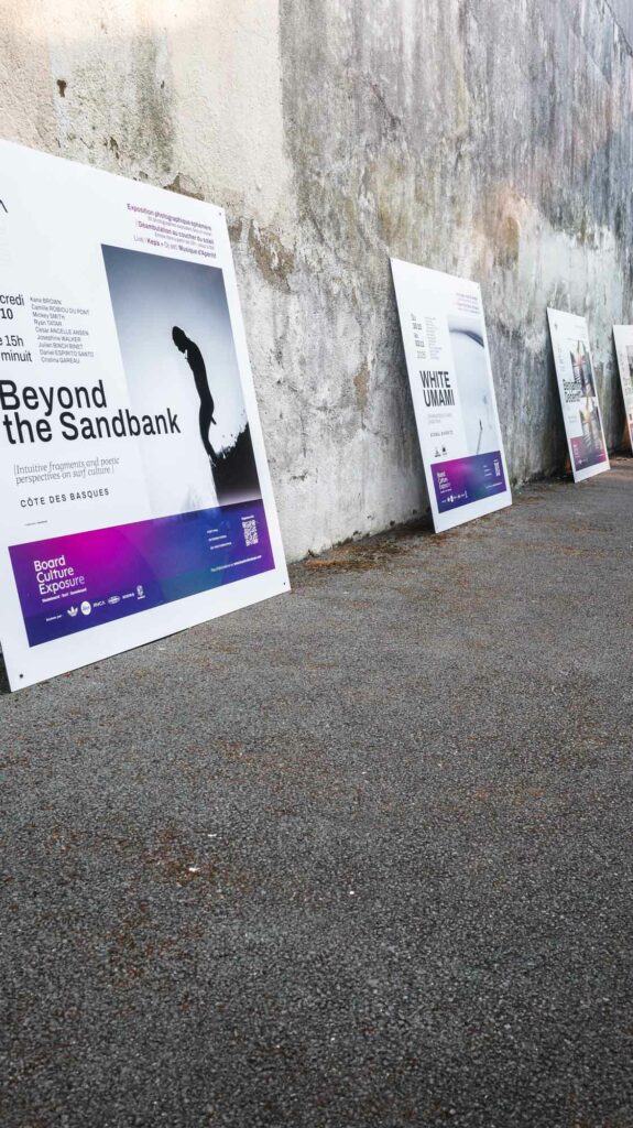 Panneaux d'exposition Summer Block Party, alignés contre un mur, dont "Beyond the Sandbank" côte des Basques