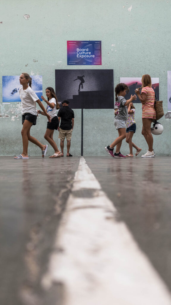 Visiteurs déambulant devant les tirages exposés au Mur à Gauche, Board Culture Exposure Biarritz