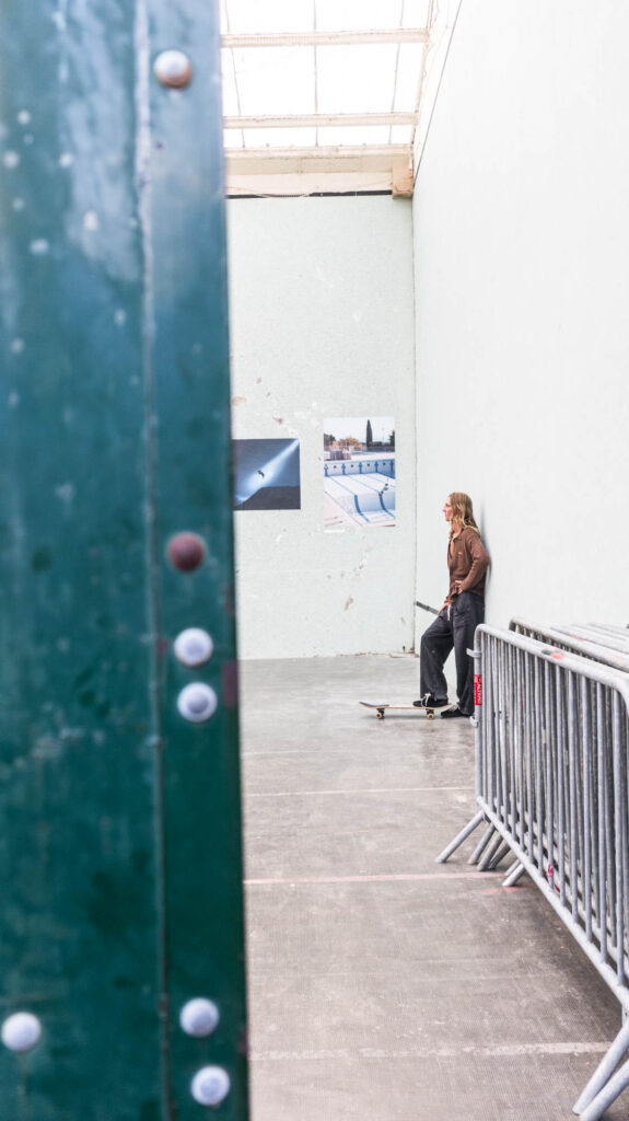 Homme adossé au mur près d'un skateboard, tirages photo exposés au Mur à Gauche, Biarritz