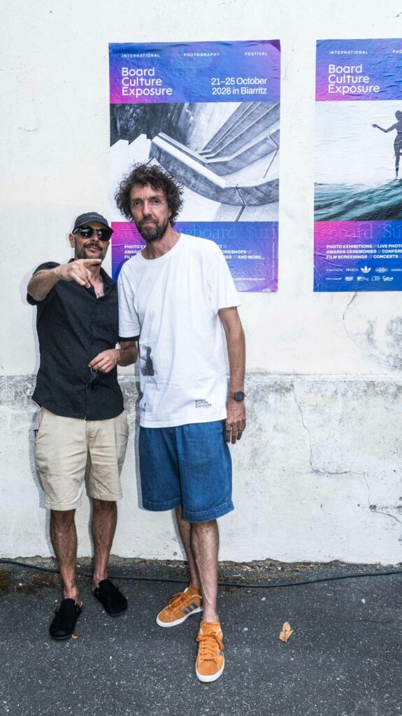 Kévin Métallier, co-organisateur du Board Culture Exposure, devant l'affiche du festival à Biarritz