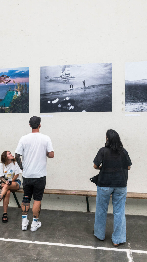 Visiteurs face à mon tirage noir et blanc skate et surf, exposition Mur à Gauche Saint-Charles Biarritz