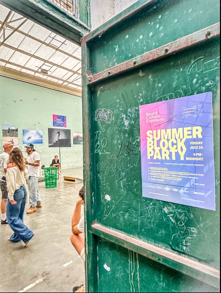Affiche Summer Block Party sur une porte métallique verte, Le Mur à Gauche Saint-Charles Biarritz