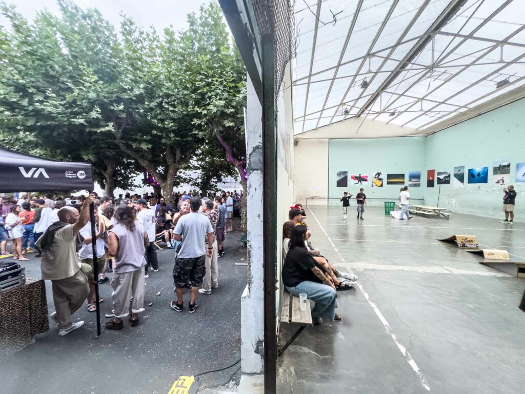 Vue d'ensemble de la Summer Block Party, public dehors et skateurs dans le fronton Le Mur à Gauche, Biarritz