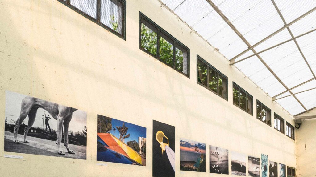 Mur d'exposition photo sous verrière au fronton Le Mur à Gauche, Summer Block Party, Biarritz