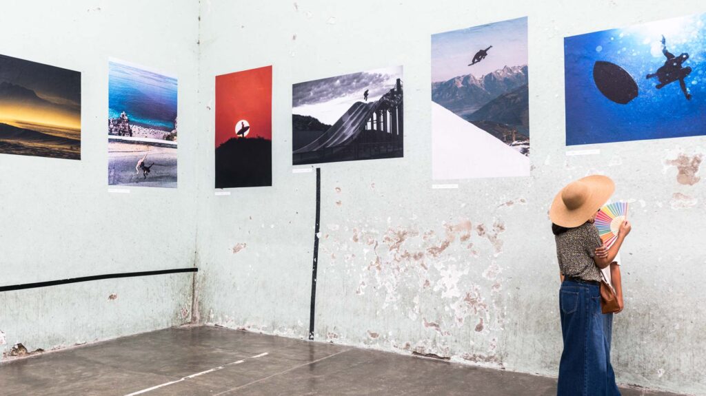 Visiteurs regardant des tirages photo exposés au Mur à Gauche, Board Culture Exposure Biarritz