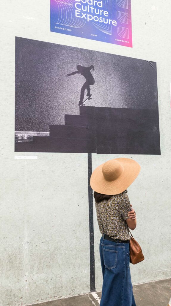 Tirage noir et blanc d'un skateur en action, exposé au Mur à Gauche à Biarritz