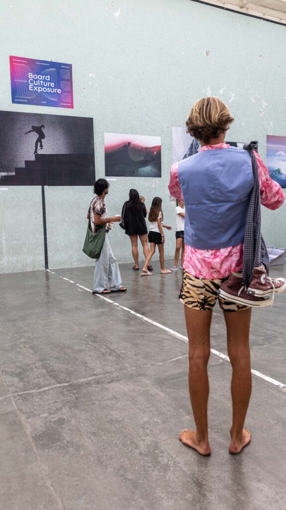 Visiteur au style affirmé devant les tirages exposés au Mur à Gauche, Board Culture Exposure Biarritz